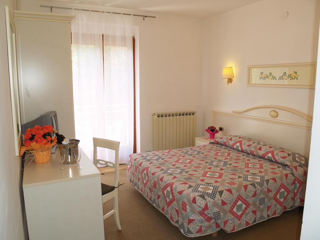 Hotel Rosalpina Riva del Garda Exterior photo